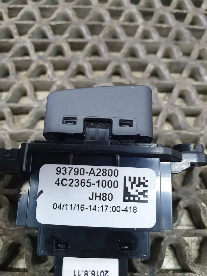 Kia Ceed (2015 - 2018) 93790A2800 Включатель аварийных фонарей — фото 6