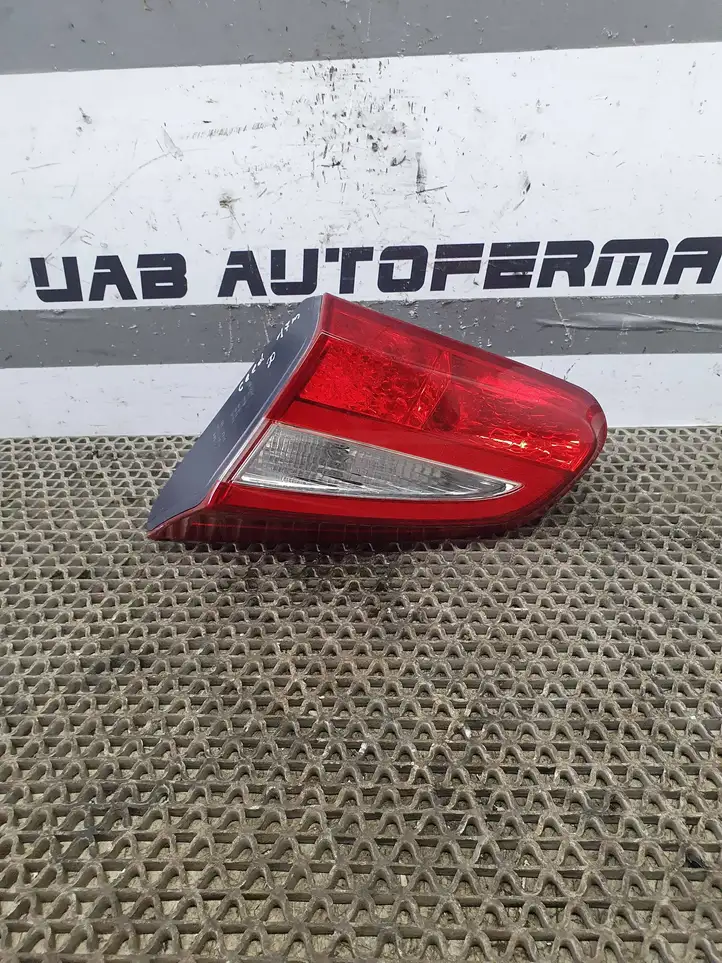 Kia Ceed (2015 - 2018) 92404A2200 Задний фонарь в крышке багажника — фото 1