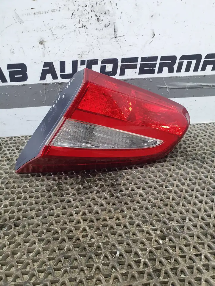 Kia Ceed (2015 - 2018) 92404A2200 Задний фонарь в крышке багажника — фото 4