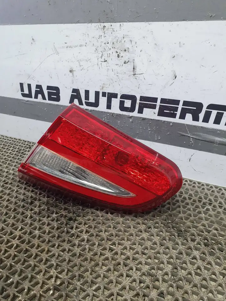 Kia Ceed (2015 - 2018) 92404A2200 Задний фонарь в крышке багажника — фото 5