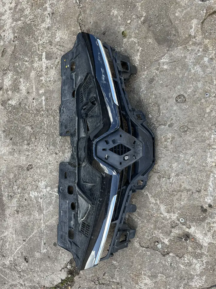 Renault Clio IV (2012 - 2019) Верхняя решетка радиатора — фото 1