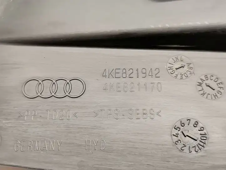 Audi e-tron (2018 - ) 4KE821170 Накладка замка капота — фото 3