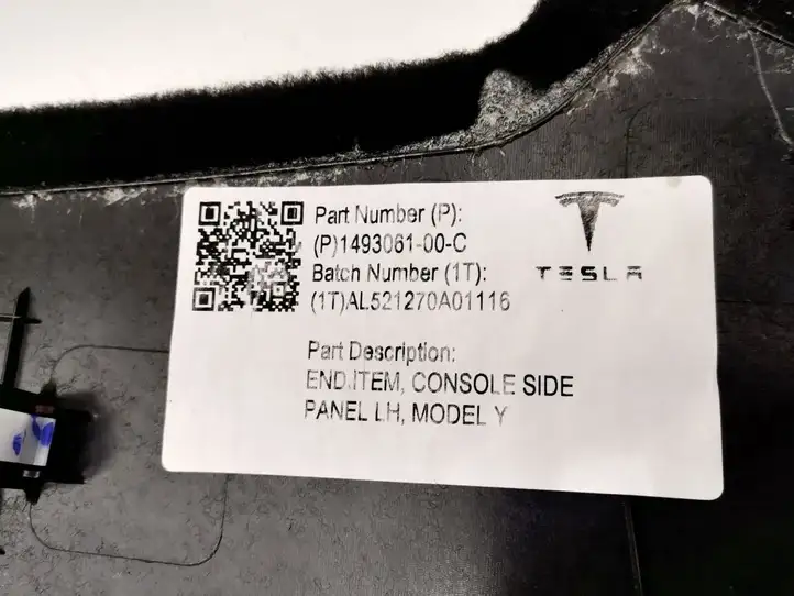 Tesla Model Y (2019 - 2024) 1493061-00-C Прочие детали салона — фото 3