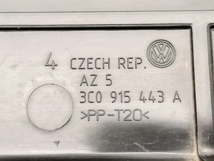Volkswagen Tiguan (2016 - 2020) 3C0915443A Крышка ящика аккумулятора — фото 2