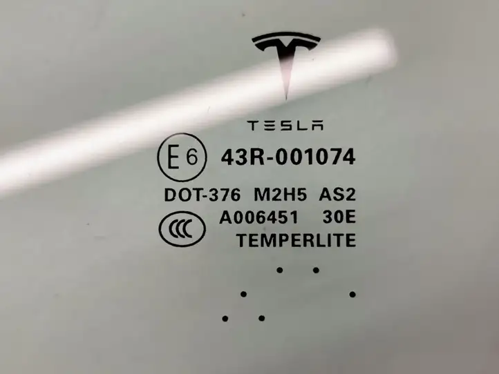 Tesla Model S (2016 - 2021) 43R-001074 Стекло передней двери — фото 2
