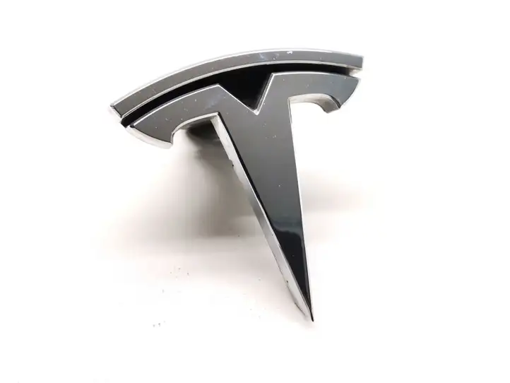 Tesla Model X (2015 - 2021) 1047884-00-D Эмблема автомобиля — фото 1