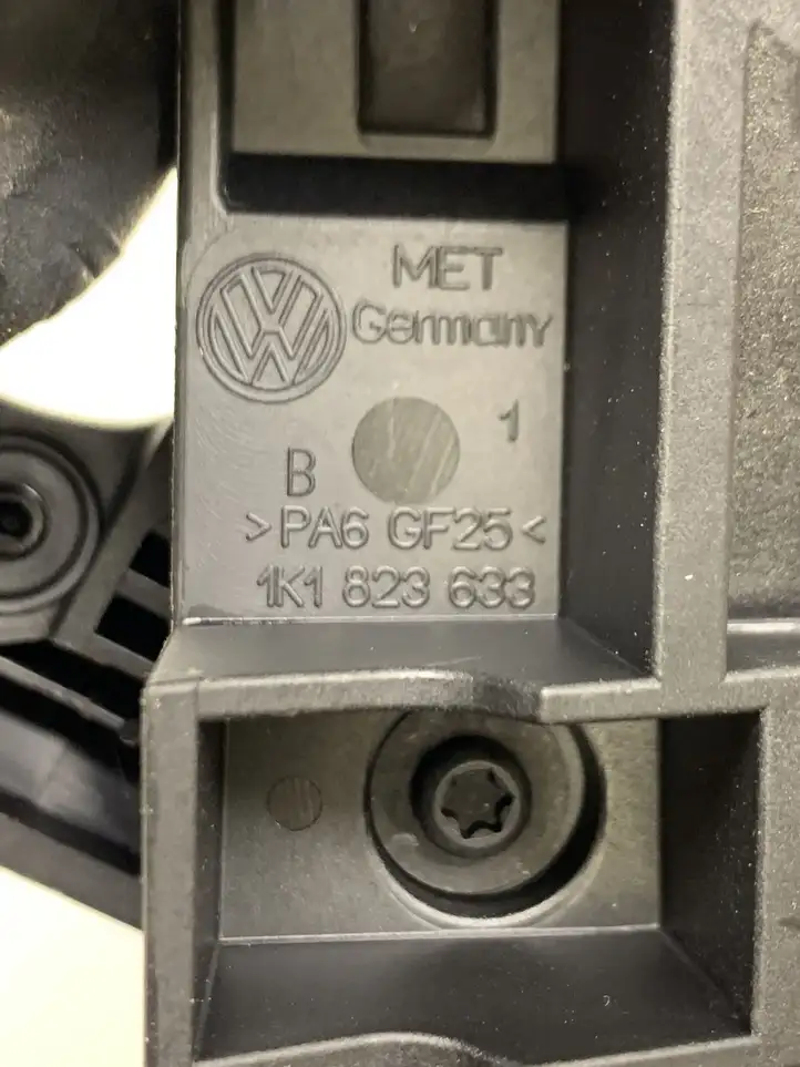 Volkswagen PASSAT B6 (2005 - 2010) 1K1823633 Ручка открытия капота — фото 3