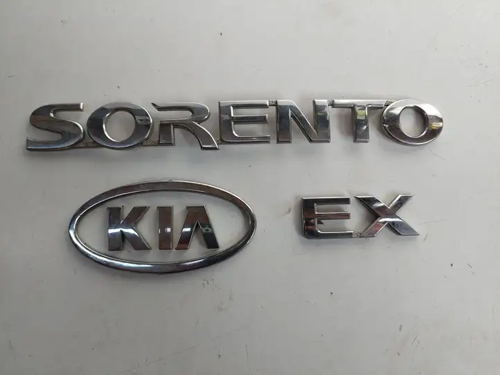Kia Sorento (2002 - 2006) Эмблема производителя — фото 1