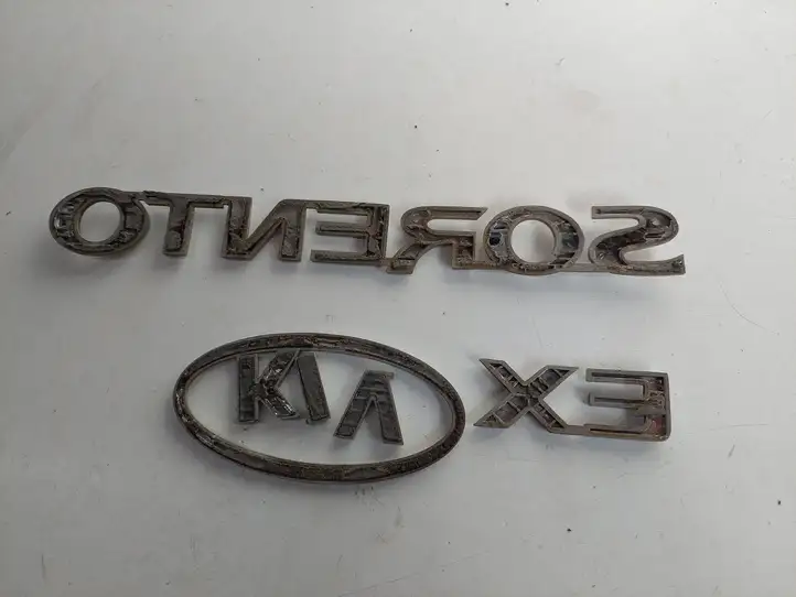 Kia Sorento (2002 - 2006) Эмблема производителя — фото 2
