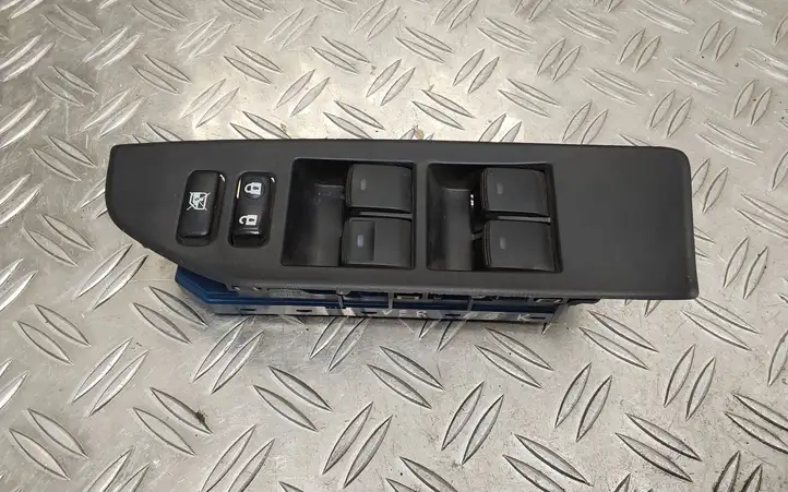 Toyota Verso (2012 - 2015) 8404005020 Блок кнопок стеклоподъемников — фото 1