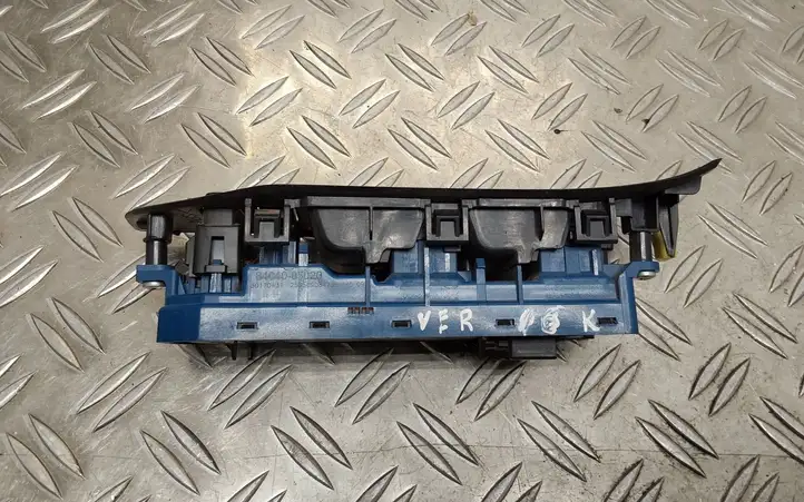 Toyota Verso (2012 - 2015) 8404005020 Блок кнопок стеклоподъемников — фото 2