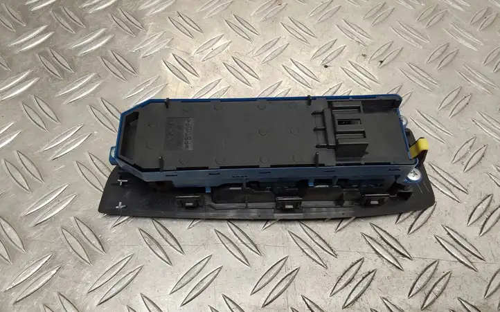 Toyota Verso (2012 - 2015) 8404005020 Блок кнопок стеклоподъемников — фото 3