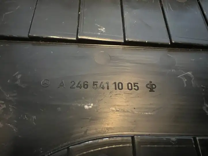 Mercedes-Benz CLA C117,X117,W117 (2013 - 2019) A2465411005 Крышка ящика аккумулятора — фото 2