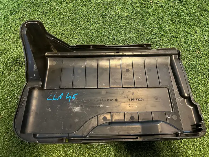 Mercedes-Benz CLA C117,X117,W117 (2013 - 2019) A2465411005 Крышка ящика аккумулятора — фото 4