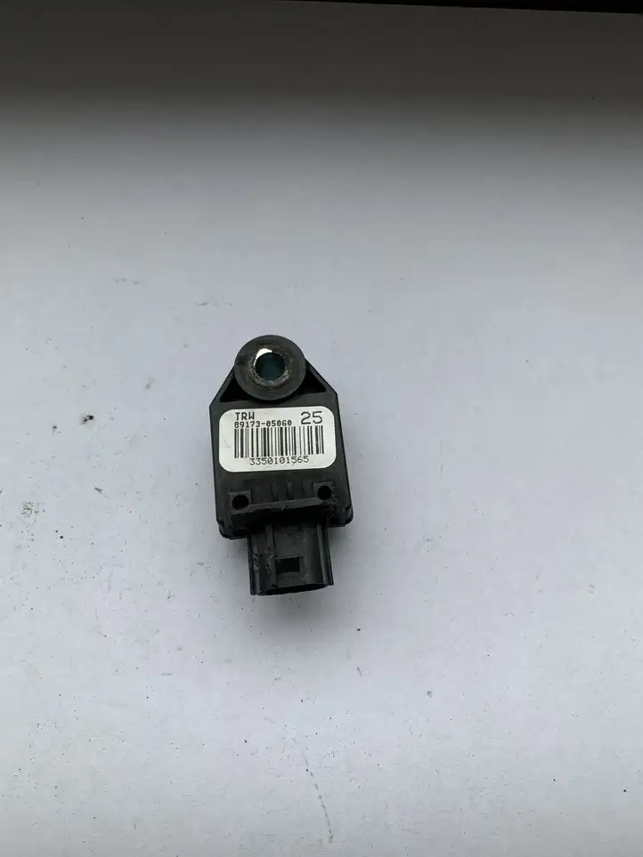 Toyota Avensis T270 (2009 - 2012) 8917305060 Датчик удара SRS — фото 1