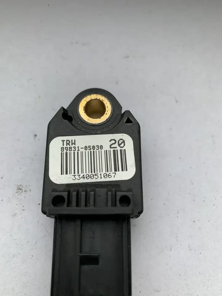 Toyota Avensis T270 (2009 - 2012) 8983105030 Датчик удара SRS — фото 2