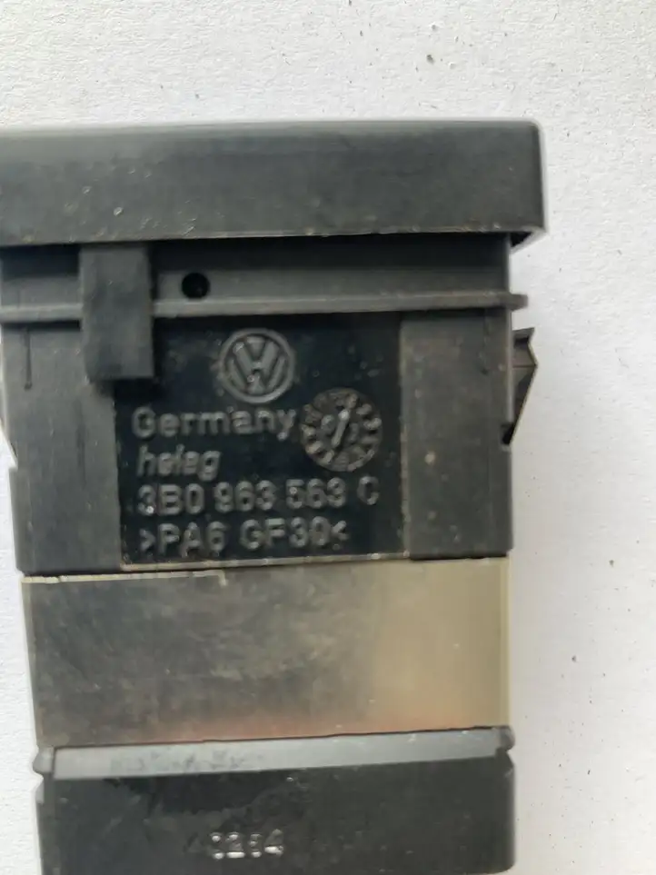 Volkswagen PASSAT B5.5 (2001 - 2005) 3B0963563C Включатель обогрева — фото 3