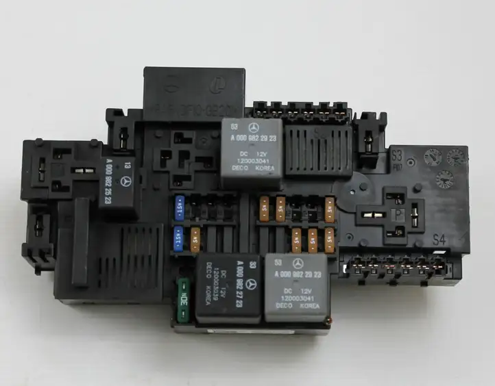 Mercedes-Benz C W205 (2014 - 2021) A2229063202 Блок предохранителей (комплект) — фото 3