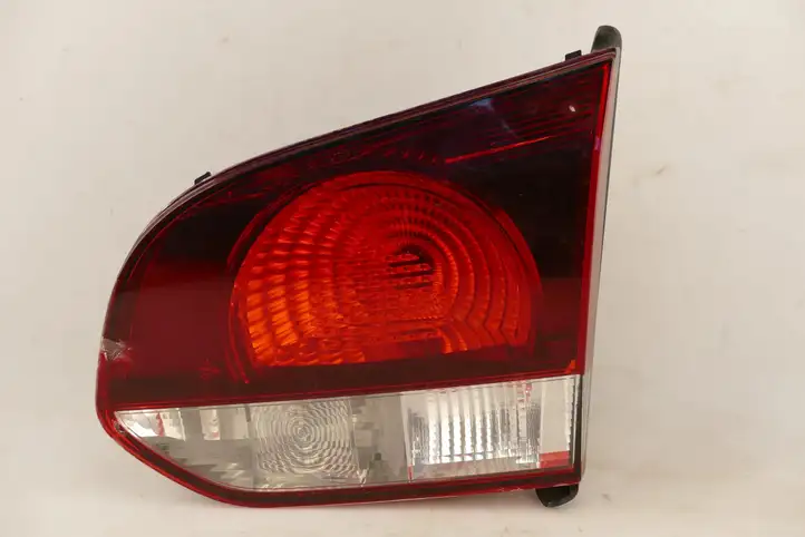 Volkswagen (2008 - 2013) 5K0945094AA Задний фонарь в крышке багажника — фото 2