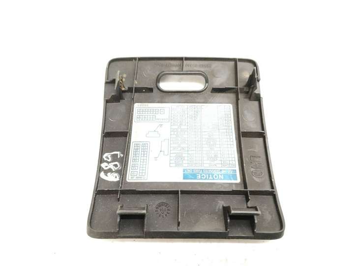 Toyota Avensis T250 (2003 - 2006)  5554005010 Крышка ящика предохранителей