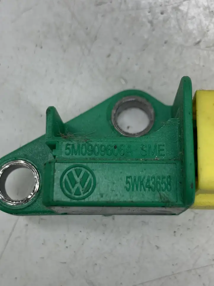 Volkswagen Touran I (2003 - 2010) 5M0909606A Датчик удара SRS — фото 2