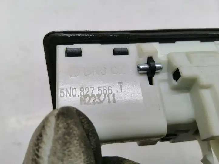 Audi Q5 SQ5 (2008 - 2012) 5N0827566T Кнопка закрытия крышки багажника — фото 4