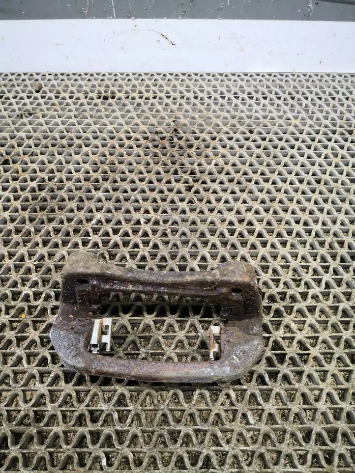 Hyundai i30 (2012 - 2015) Скоба заднего тормозного суппорта — фото 6