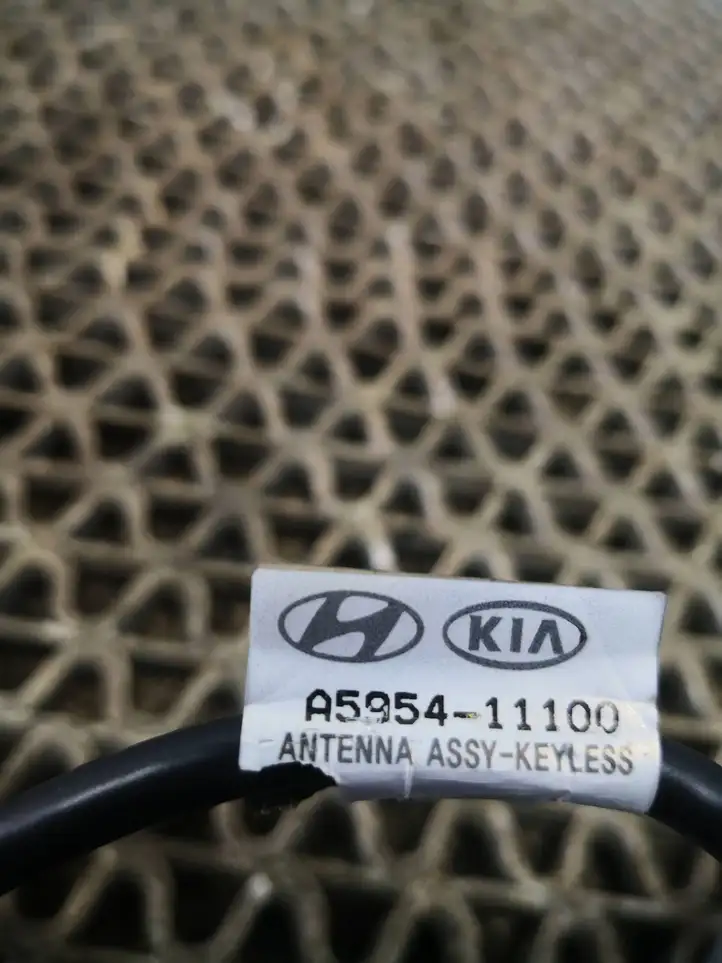 Hyundai i30 (2012 - 2015) A595411100 Усилитель антенны — фото 2