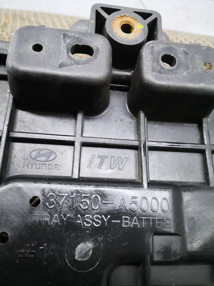 Hyundai i30 (2012 - 2015) 37150A5000 Площадка аккумулятора — фото 2