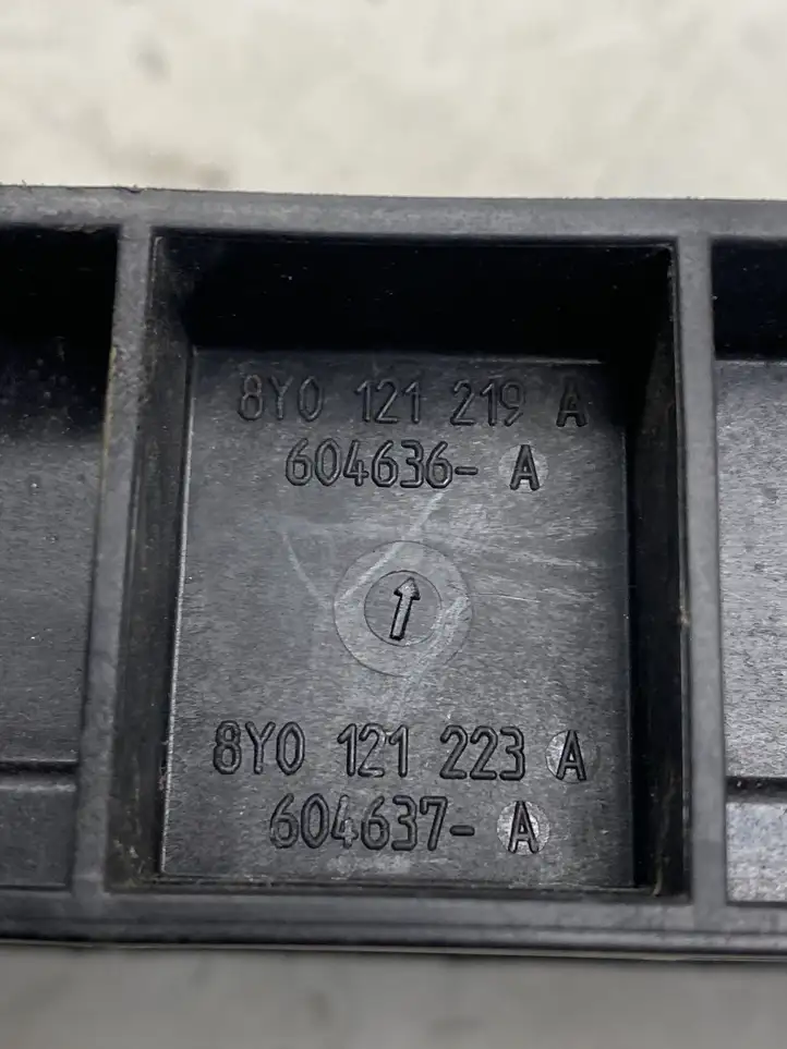 Audi A3/S3 8Y (2020 - ) 8Y0121219A Верхняя решетка радиатора — фото 6