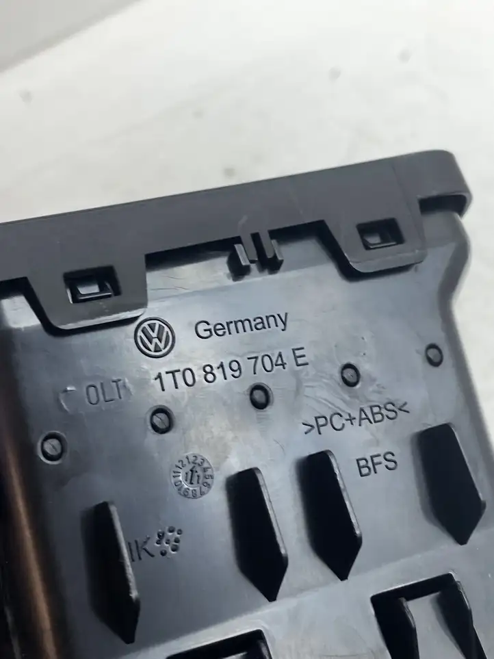 Volkswagen Touran II (2010 - 2016) 1T0819704E Боковой воздушный дефлектор — фото 3