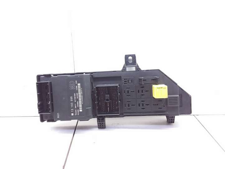 Opel Vectra (2002 - 2005)  13223679 Блок монтирования реле