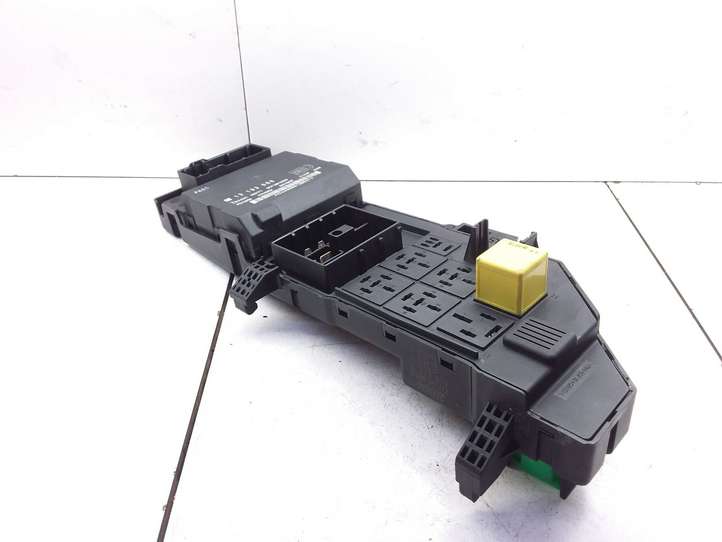 Opel Vectra (2002 - 2005)  13223679 Блок монтирования реле