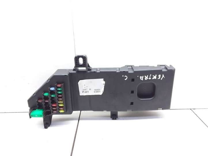 Opel Vectra (2002 - 2005)  13223679 Блок монтирования реле