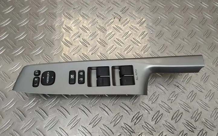 Toyota Prius+ (ZVW40) (2011 - 2018) 8404060160 Блок кнопок стеклоподъемников — фото 1