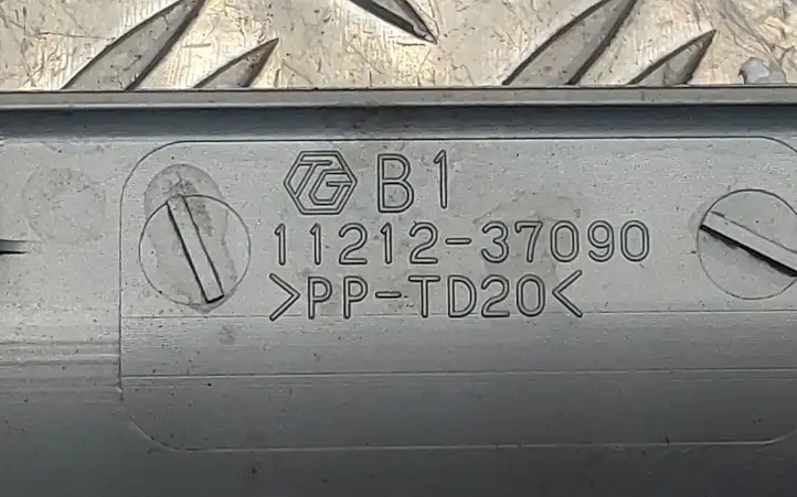 Toyota Prius+ (ZVW40) (2011 - 2018) 1121237090 Крышка двигателя декоративная — фото 3