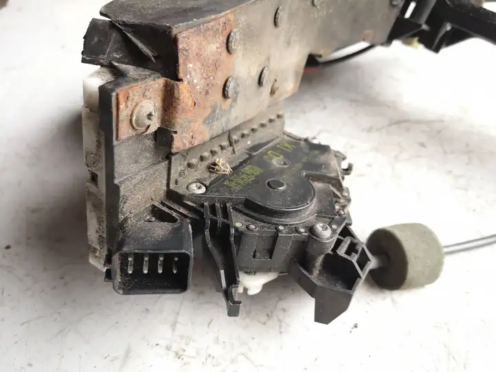 Ford Mondeo Mk III (2000 - 2007) 2S4AA21812FB Замок передней двери — фото 3