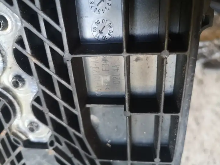 Ford Mondeo MK IV (2007 - 2014) 6G9110723A Площадка аккумулятора — фото 2