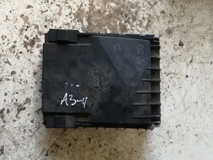 Audi A3/S3 8P (2008 - 2013) 1K0937132F Крышка ящика предохранителей — фото 1