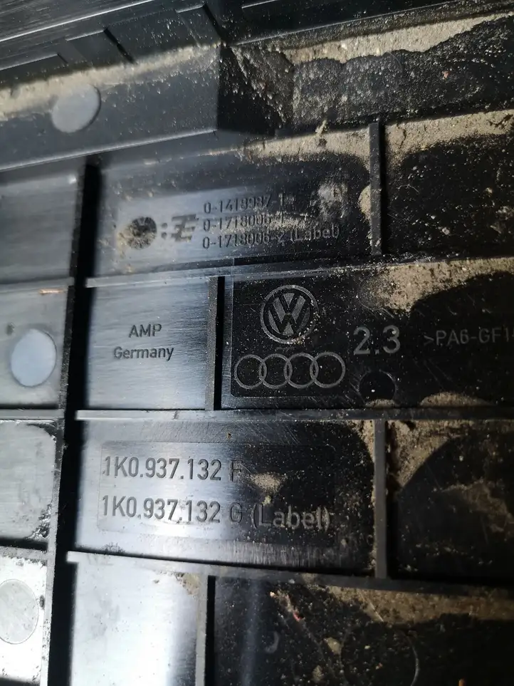 Audi A3/S3 8P (2008 - 2013) 1K0937132F Крышка ящика предохранителей — фото 2
