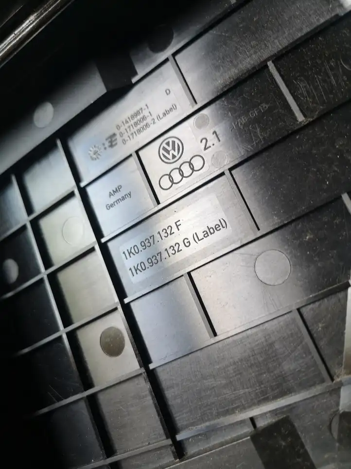 Volkswagen Golf VI (2009 - 2013) 1K0937132F Крышка ящика предохранителей — фото 2