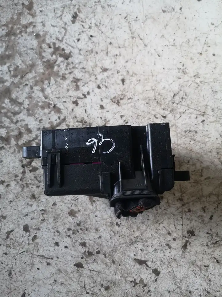 Volkswagen Golf VI (2009 - 2013) Блок предохранителей — фото 1