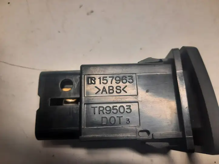 Toyota Avensis T250 (2006 - 2009) 157963 Включатель аварийных фонарей — фото 4