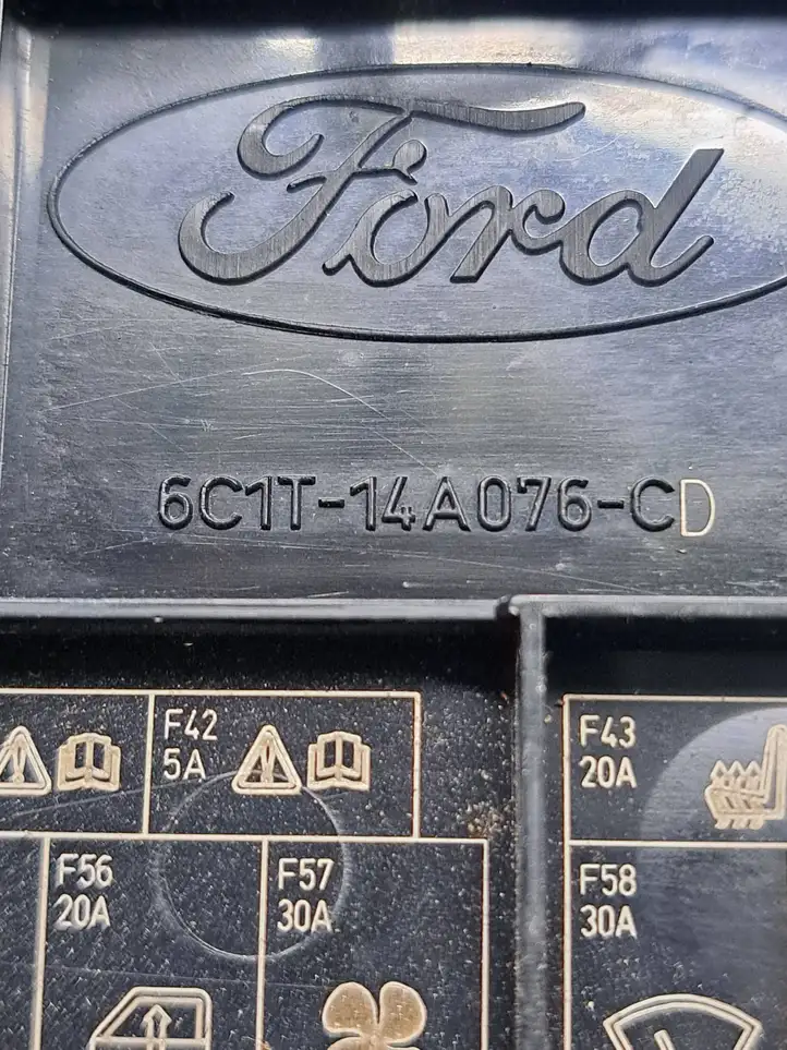 Ford Transit (2006 - 2013) 6C1T14A076CD Крышка ящика предохранителей — фото 3