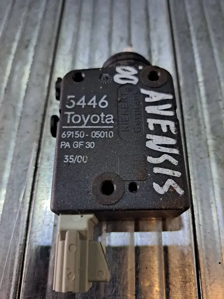Toyota Avensis T220 (2000 - 2003) 6915005010 Мотор центрального замка — фото 2