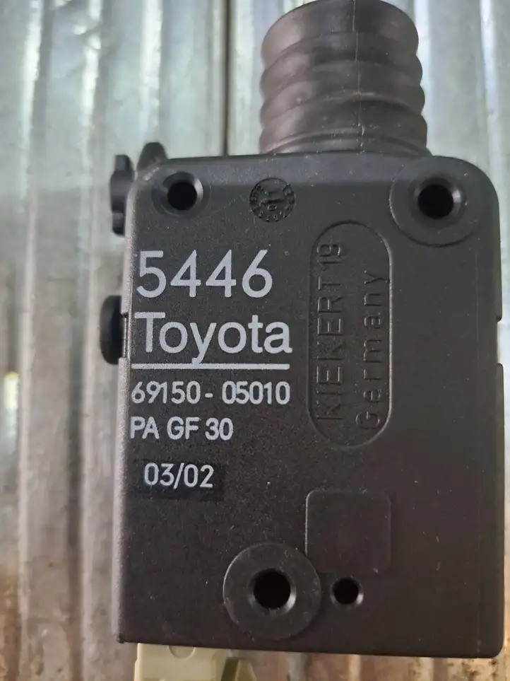 Toyota Avensis T220 (2000 - 2003) 6915005010 Мотор центрального замка — фото 2