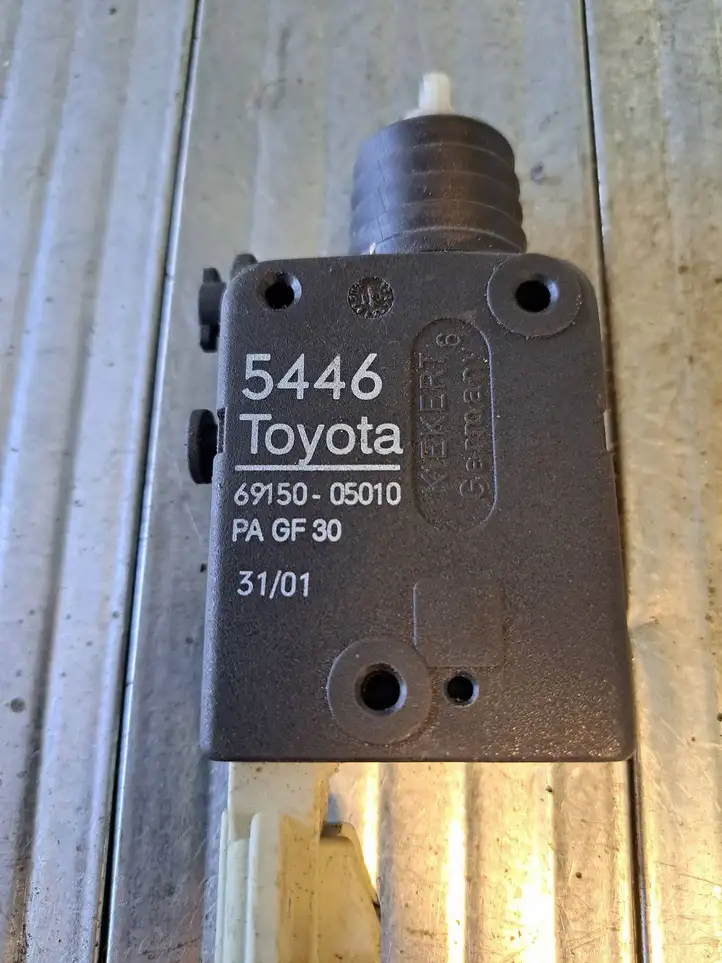 Toyota Avensis T220 (2000 - 2003) 6915005010 Мотор центрального замка — фото 2