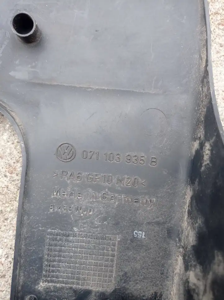 Volkswagen PASSAT B5 (1997 - 2000) 071103935B Крышка двигателя декоративная — фото 2