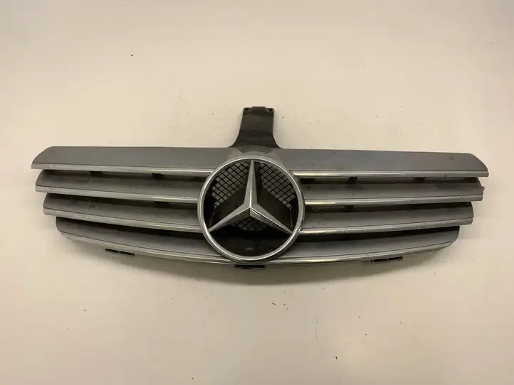 Mercedes-Benz CLK A209,C209 (2002 - 2009) A2098800023 Верхняя решетка радиатора — фото 1