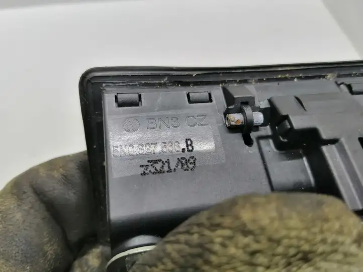 Audi A4 S4 B8 8K (2007 - 2011) 5N0827566B Ручка багажной двери — фото 3